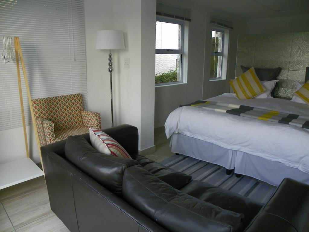Blue'S Guest House - East London Bonza Bay 외부 사진