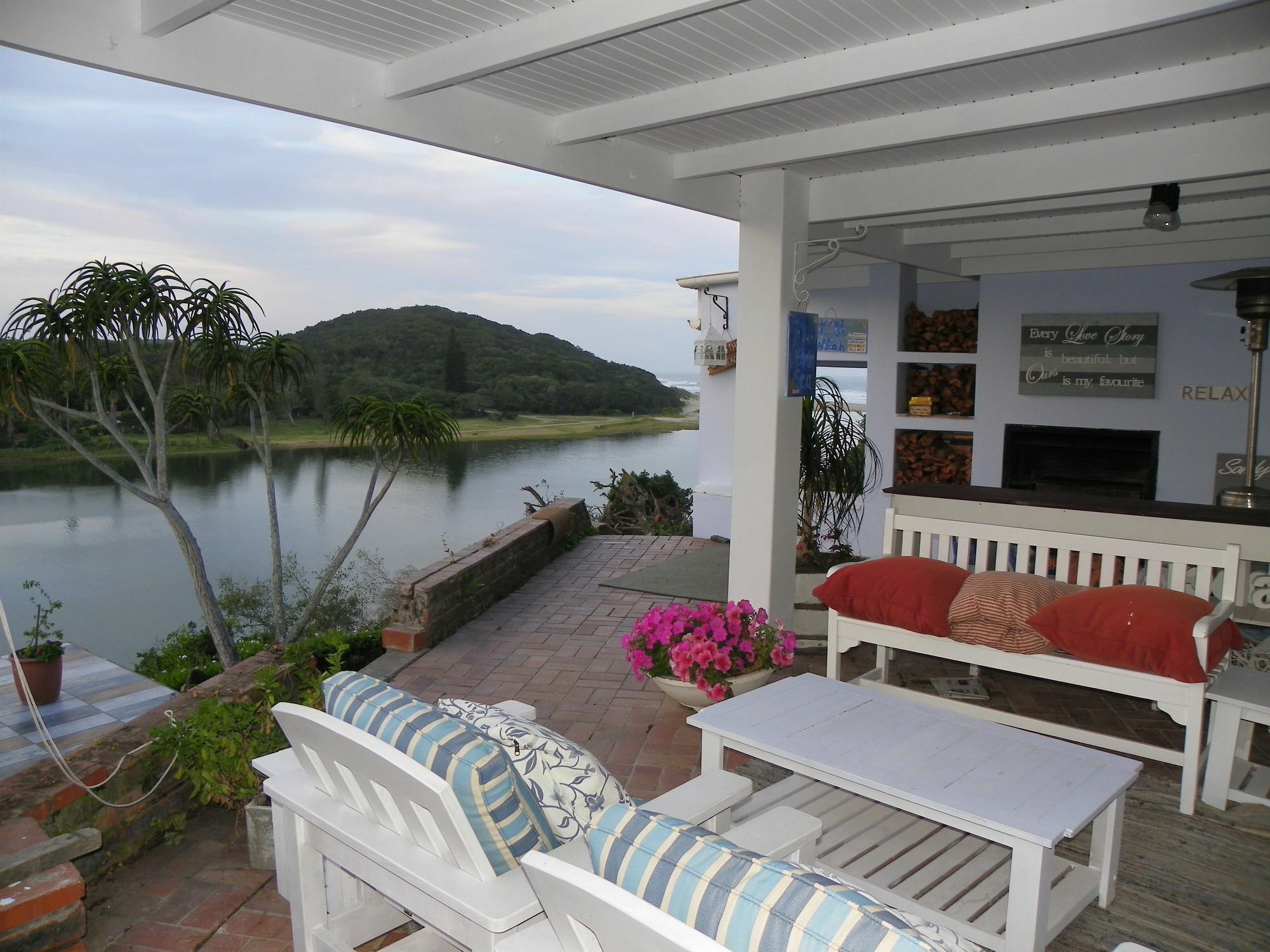 Blue'S Guest House - East London Bonza Bay 외부 사진